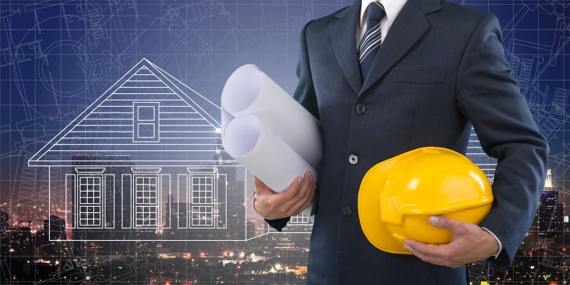 戴頭盔在建筑工地工作的男性測量工程師